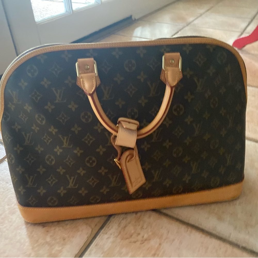 TRENDING Maxi Bags: Louis Vuitton Alma Voyage